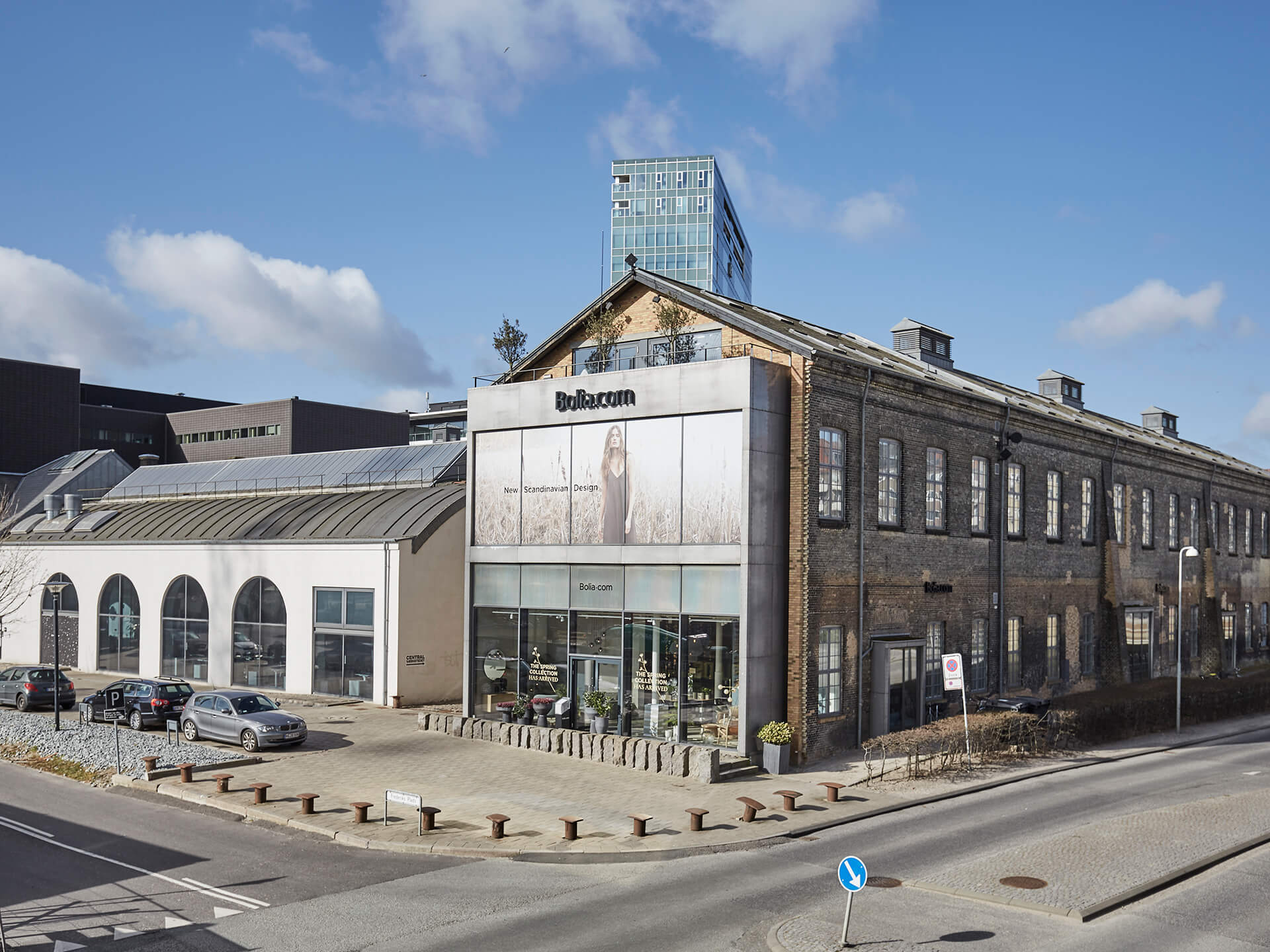 Centralværkstederne set fra Frederiks Plads med Drejeværkstedet til højre. Sibirien ligger bag den hvide bygning til venstre.