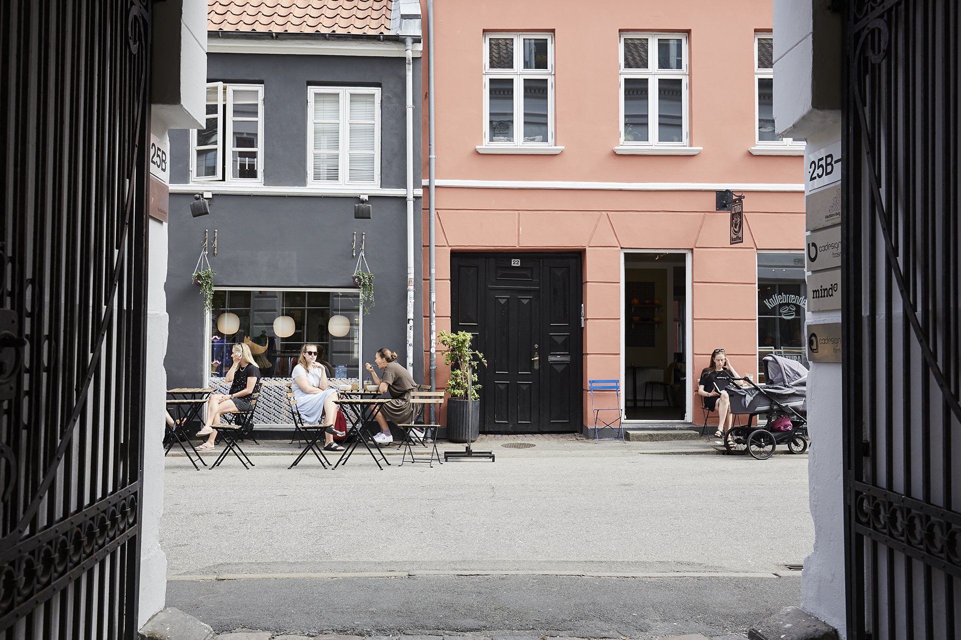 I dag er Graven en hyggelig handelsgade med butikker, caféer og restauranter.