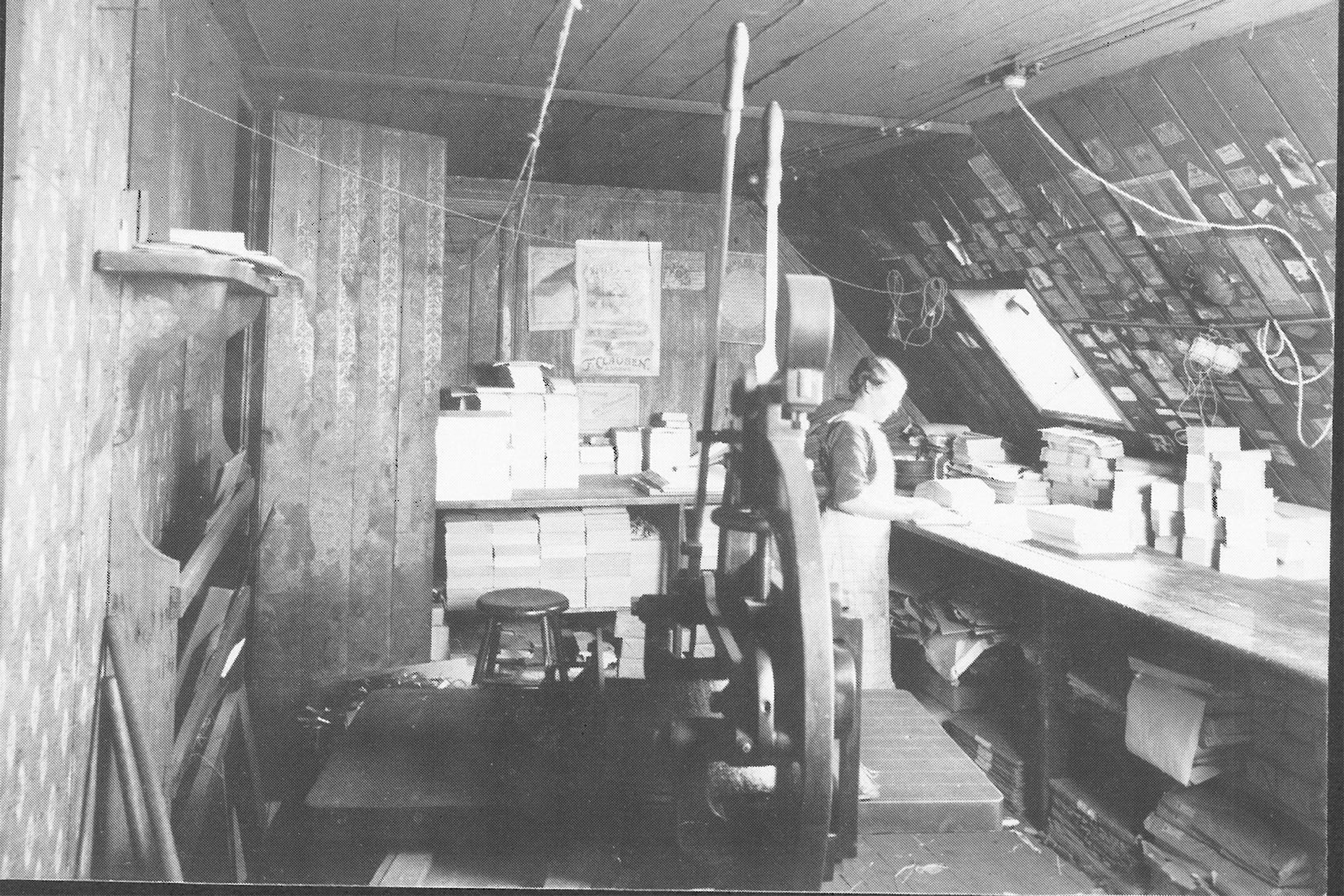 Det store trykkerimaskine stod på første sal, og gulvet blev understøttet af tæt stående bjælker for at kunne bære den.