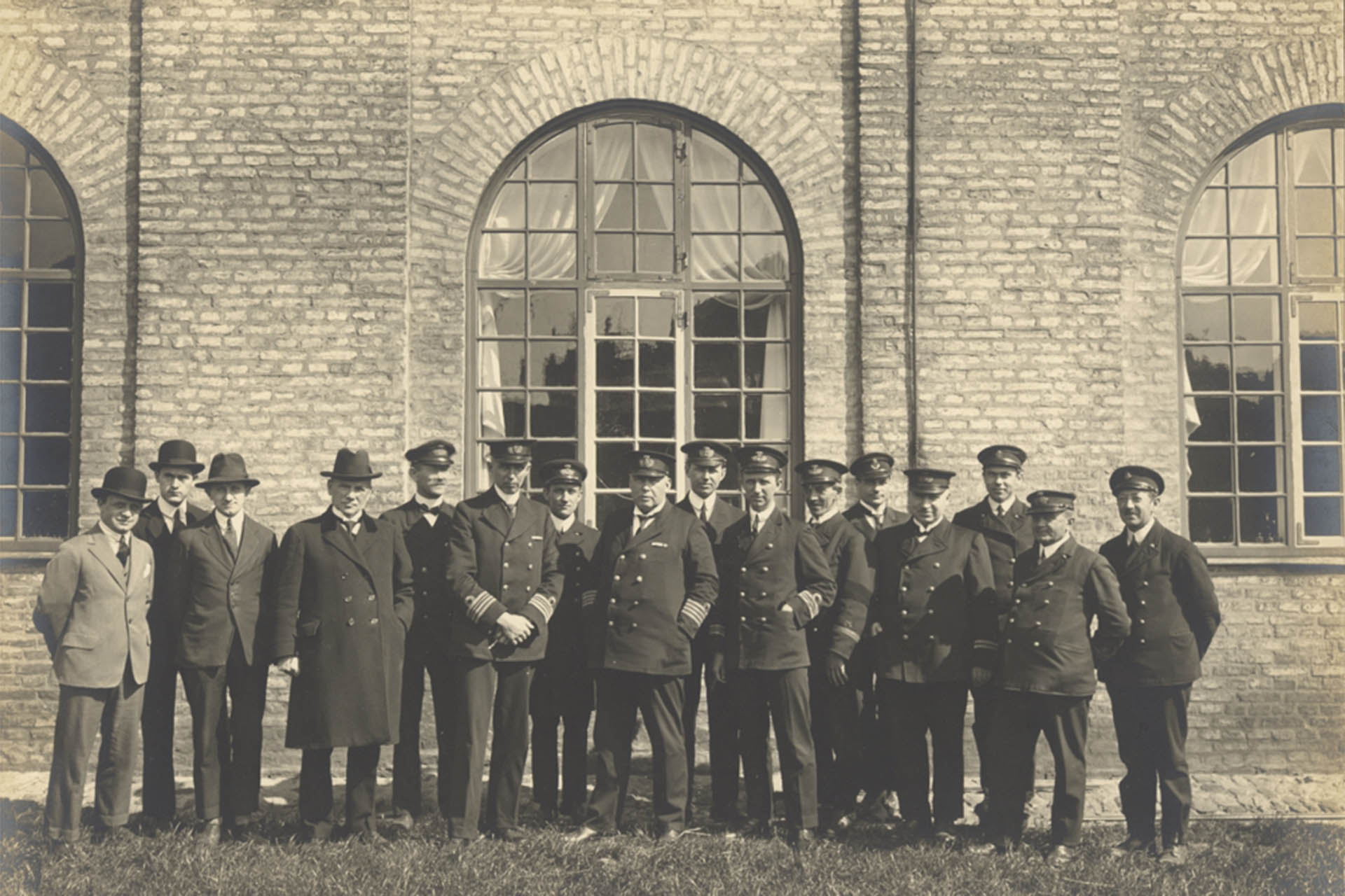 ”Gruppebillede ud for de nye lokaler i Søartilleriets bygning på Arsenaløen”. Kilde: Nationalmuseet.