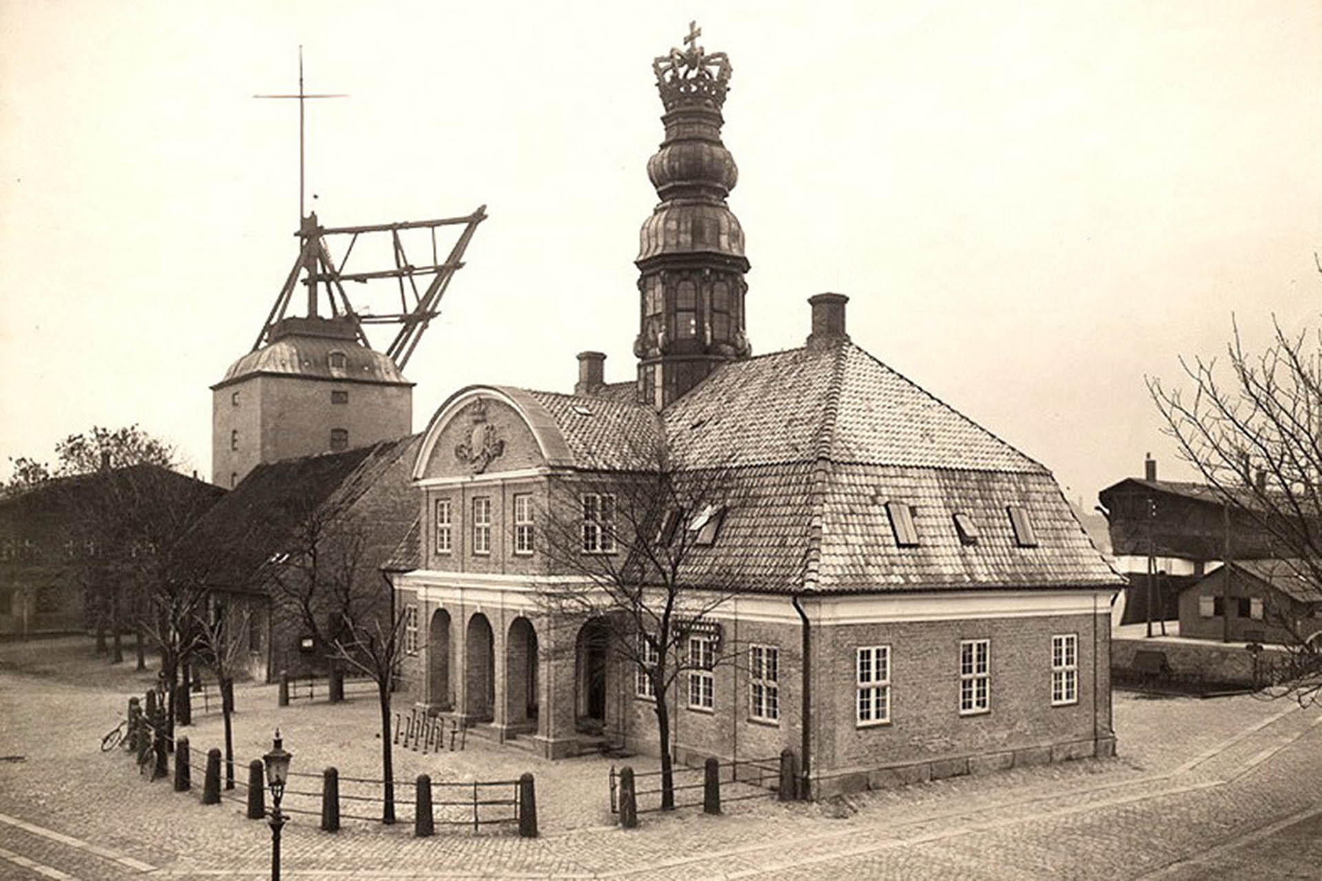 Hovedvagten og Mastekranen på Nyholm. Fotograf: ukendt.