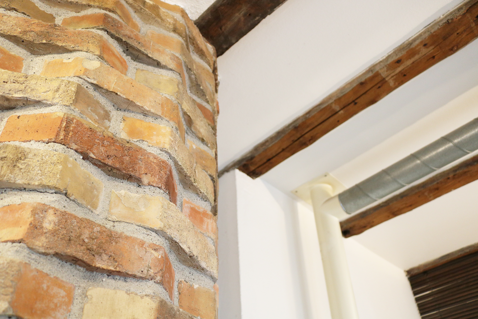 Inde i huset er de gamle bjælker i loftet synlige, ligesom en søjle af specialhuggede mursten på første sal er bevaret.