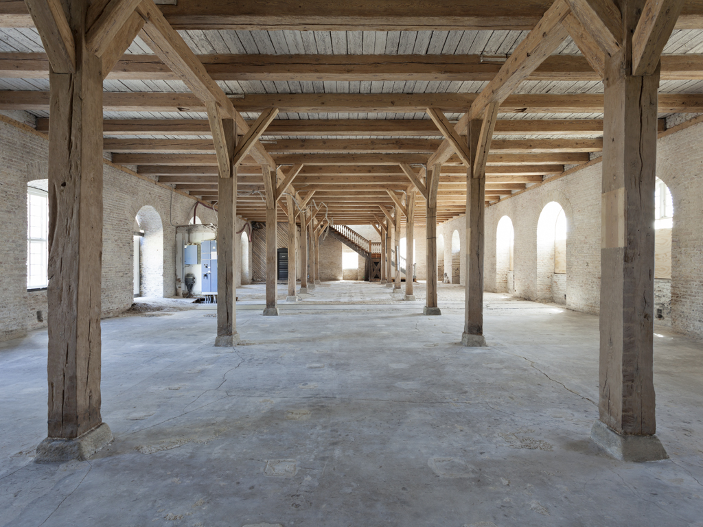 Bygning 182 "under". Da vi havde strippet for gibsvægge, sænkede lofter m.m..