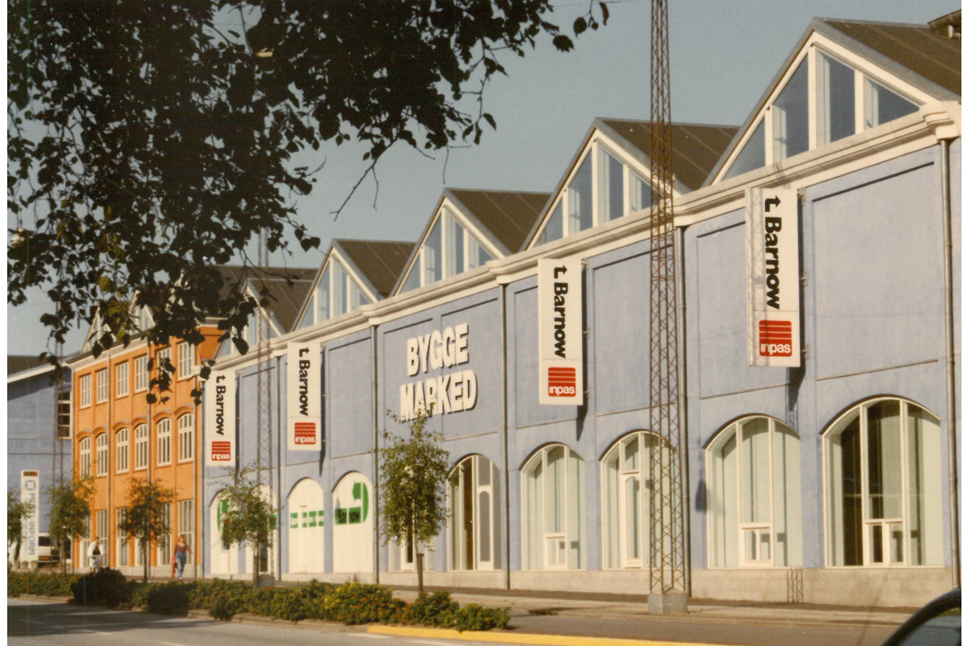 Den charmerende lyseblå industribygning fra mejeriets tid står der stadig i dag, hvor den forbinder de to tilbyggede blå huse og den gamle mejerihal.