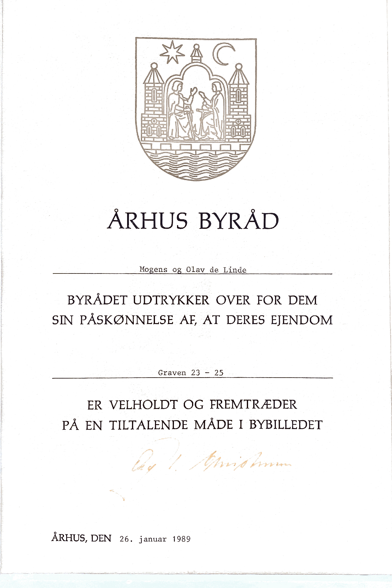 i 1989 - små ti år efter Byggeselskab Mogens de Linde først går i gang med renoveringen af Karetmagergården – sender Aarhus Kommune et bevis på byens påskønnelse af huset i Graven 23-25.