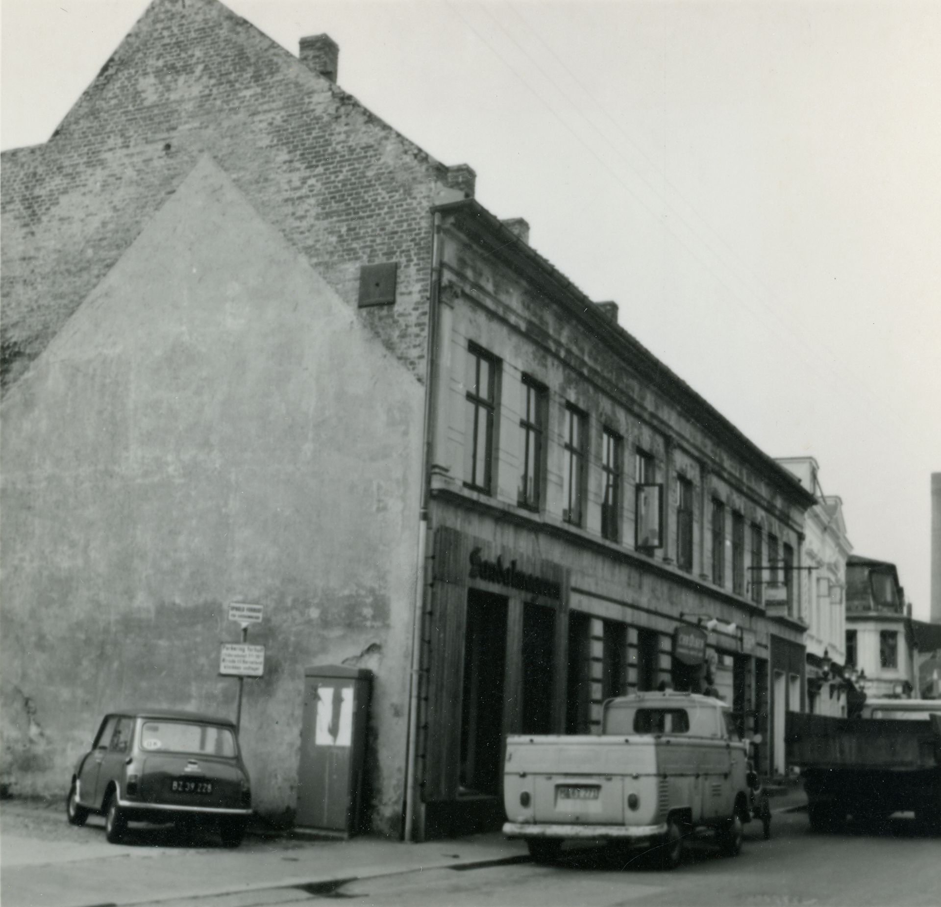 Graven 23-25 fotograferet fra gaden i 1971 - knap 10 år før Byggeselskab Mogens de Linde overtager bygningen. Fotograf: ukendt.