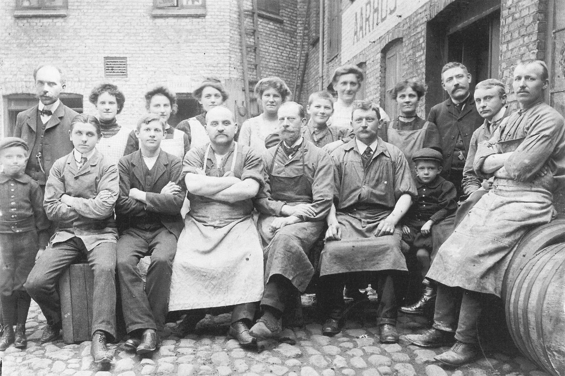 Arbejderne på bødkeriet samlet i baggården til fællesfoto. Fotograf: ukendt.