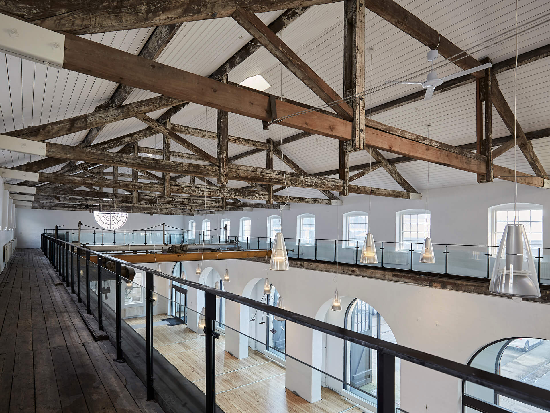 Svalegangen i Sibirien, hvorfra rummets størrelse virkelig kommer til udtryk. Gangens originale plankegulv er bevaret og står råt sammen med bjælkekonstruktionen, der holder taget oppe.