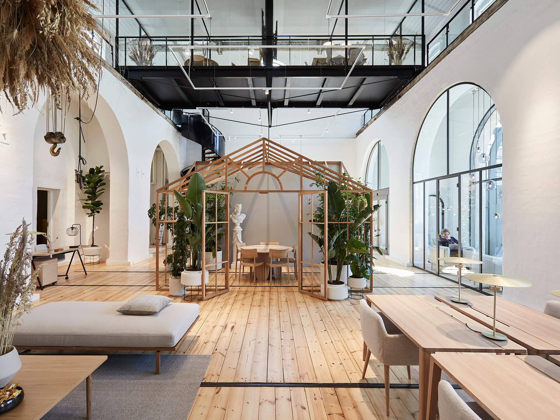 Et bolighus, kontor eller begge dele? Bolia vil revolutionere arbejdspladsens fysiske rammer, så kreativiteten bygges op, og siloerne brydes ned. Skinnerne i gulvet, hvor der førhen kørte tog, samler alle funktionerne.